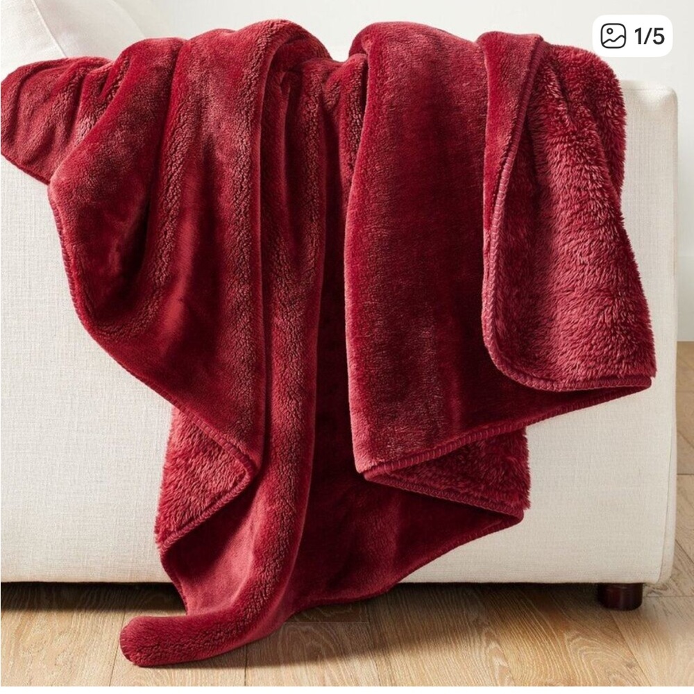 Pottery Barn Cosy cloud plush large throw
Blanket in garnet red